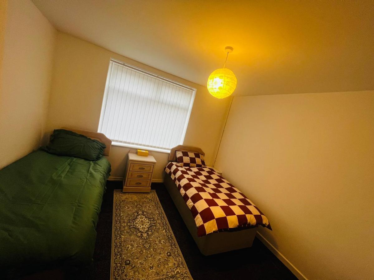 Liberty 4 Bed 2 Bathroom Sharing House For 12 People Apartment *